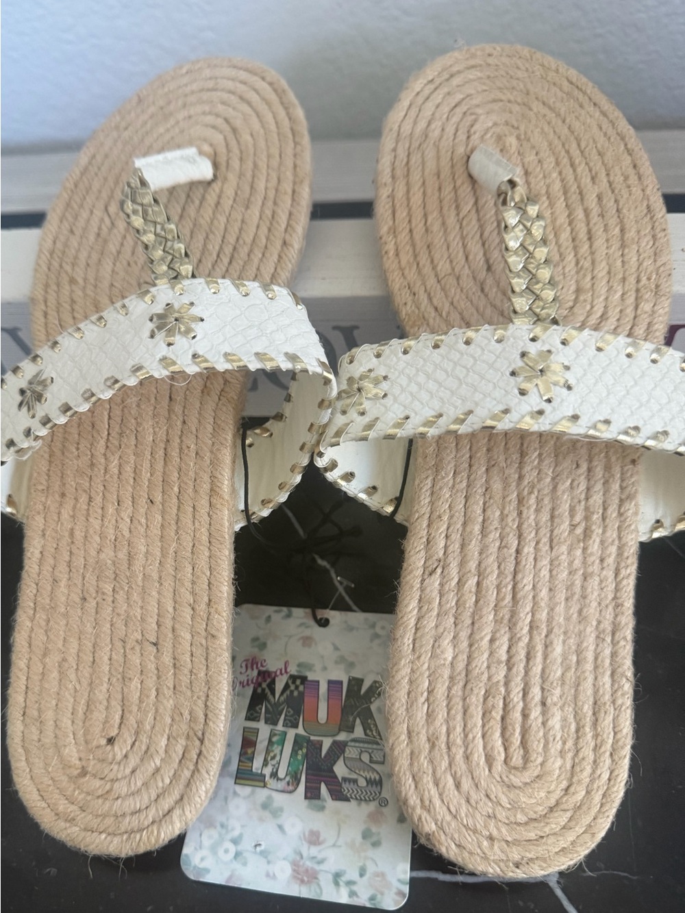 MUK LUKS Petra Thong Sandals White Gold Size 9 NWT